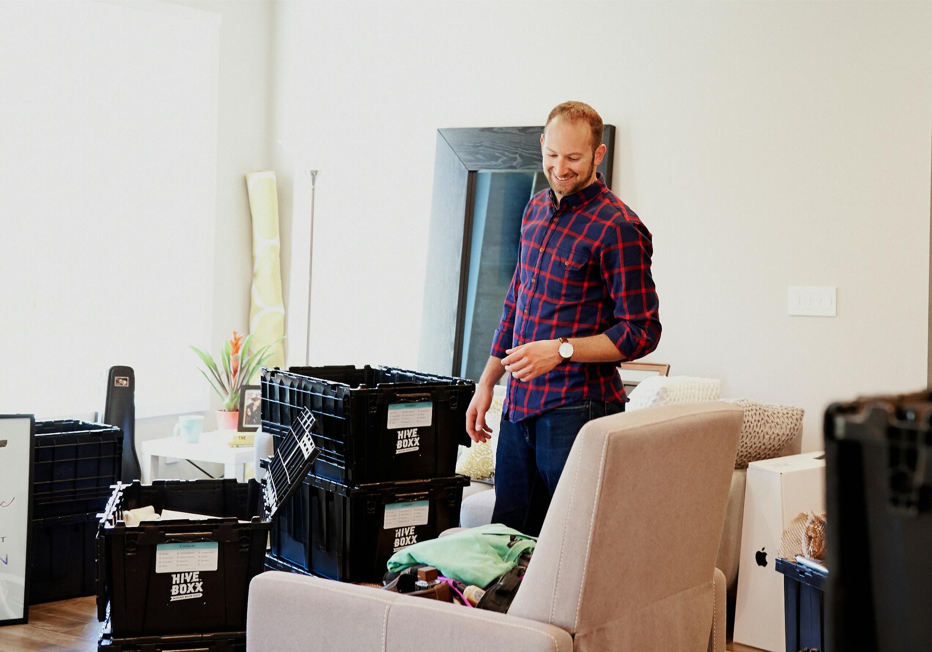 Homme déplaçant des cartons